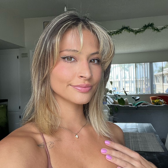 Meet your Posher, Alyssa - Picture 1 of 1